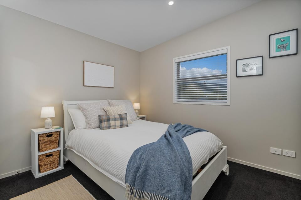 Wharf Landing - Harbour View with Sunny Balcony, Walk to Town Apartment in Coromandel