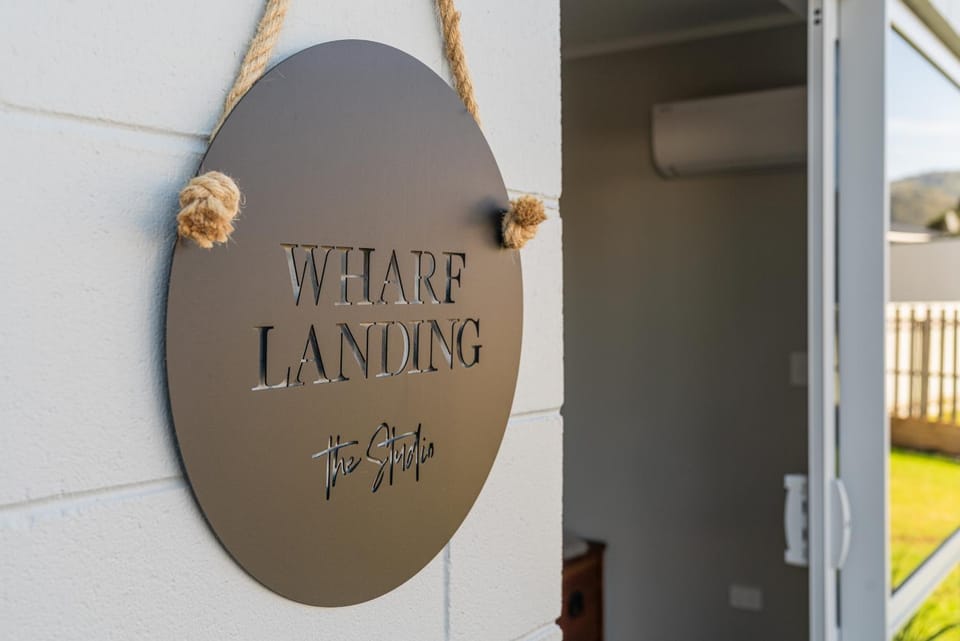Wharf Landing - Harbour View with Sunny Balcony, Walk to Town Apartment in Coromandel