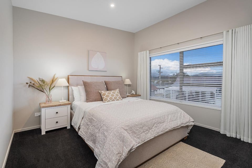 Wharf Landing - Harbour View with Sunny Balcony, Walk to Town Apartment in Coromandel