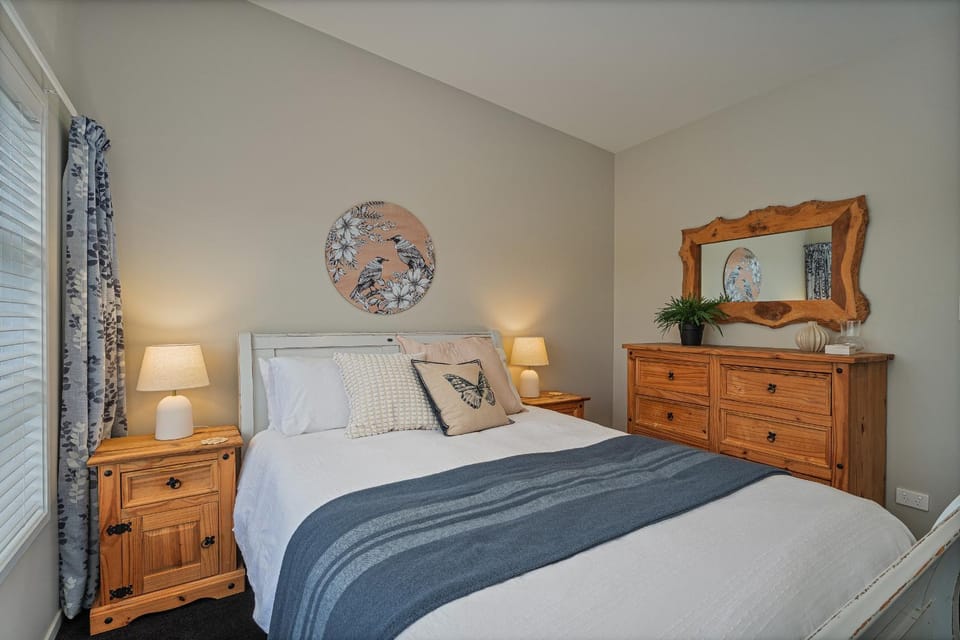 Wharf Landing - Harbour View with Sunny Balcony, Walk to Town Apartment in Coromandel