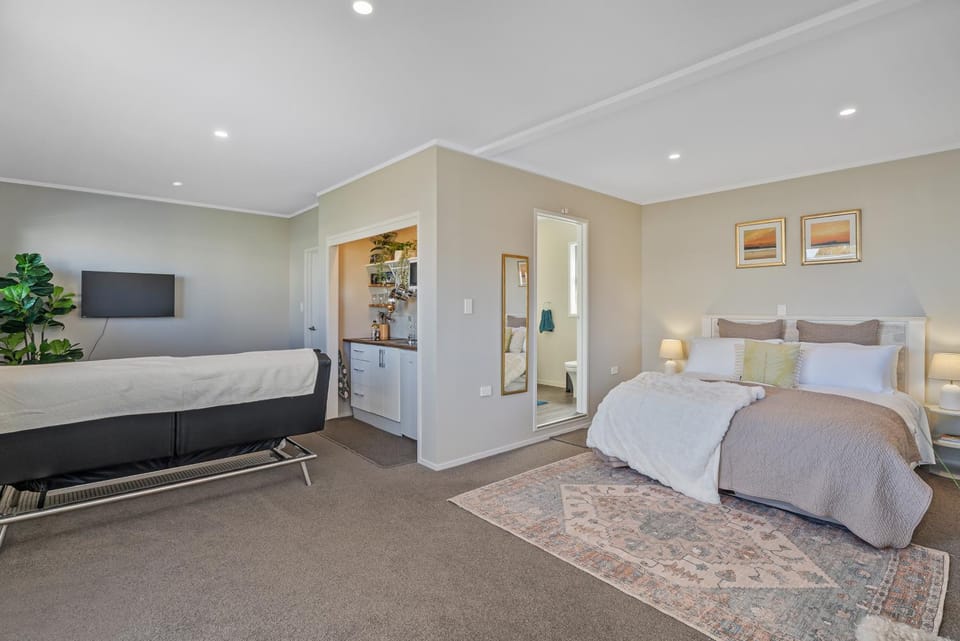 Wharf Landing - Harbour View with Sunny Balcony, Walk to Town Apartment in Coromandel