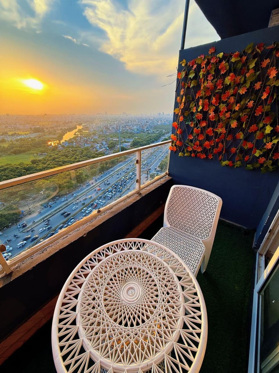 Luxurious Pink Paradise, Gaur City Centre, Noida Apartment in Noida