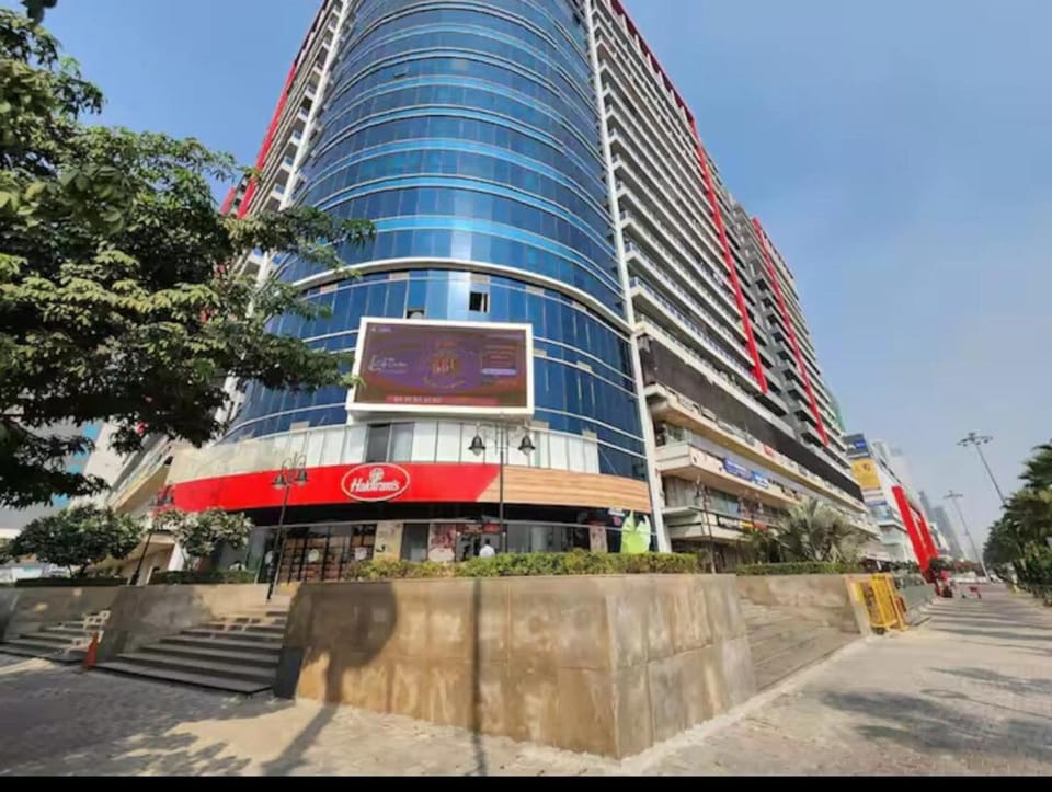 Luxurious Pink Paradise, Gaur City Centre, Noida Apartment in Noida