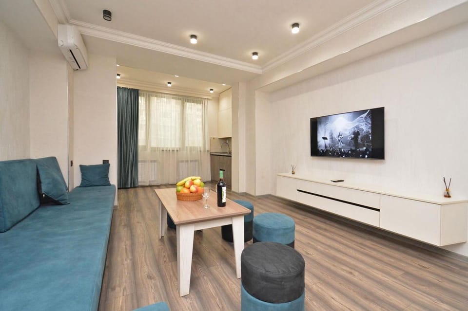 Communal lounge/ TV room, TV and multimedia, Living room, Seating area, Dining area, Evening entertainment