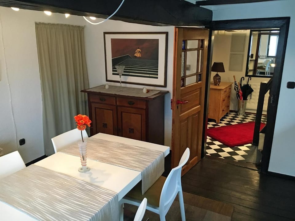 Photo of the whole room, Dining area