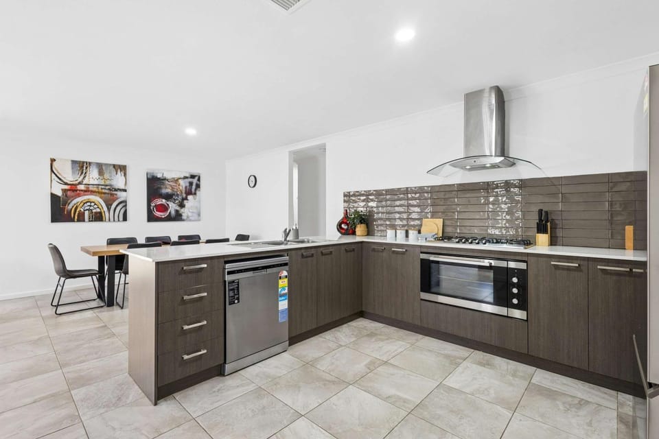 Family Retreat Near Swan Valley and Wildlife Park House in Henley Brook