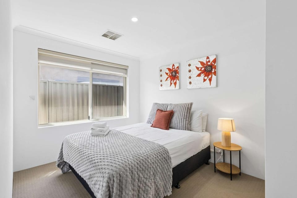 Family Retreat Near Swan Valley and Wildlife Park House in Henley Brook