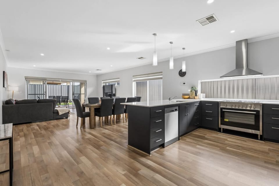 Family Stay Near Wineries & Cuddly Animal Farm House in Henley Brook