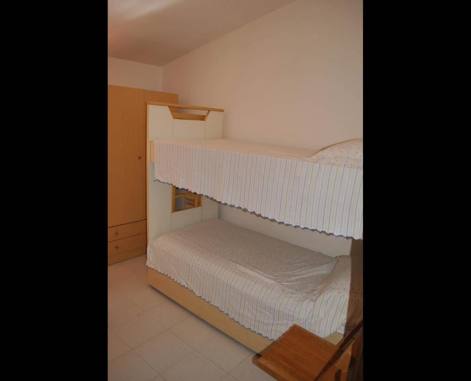 Bedroom, bunk bed