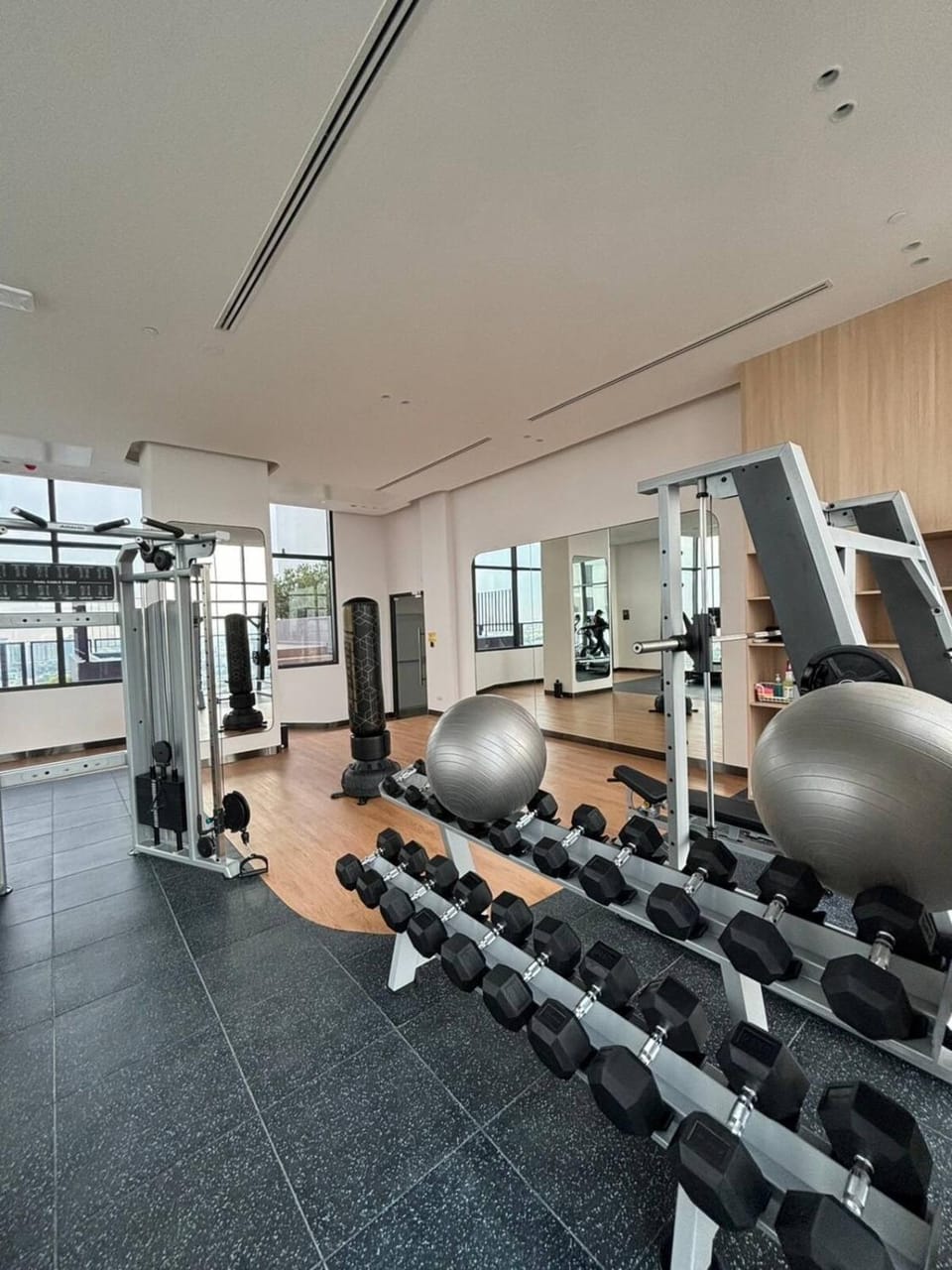 5 Star Luminous Sukhumvit Infinity Pool Gym Sauna Apartment in Bangkok