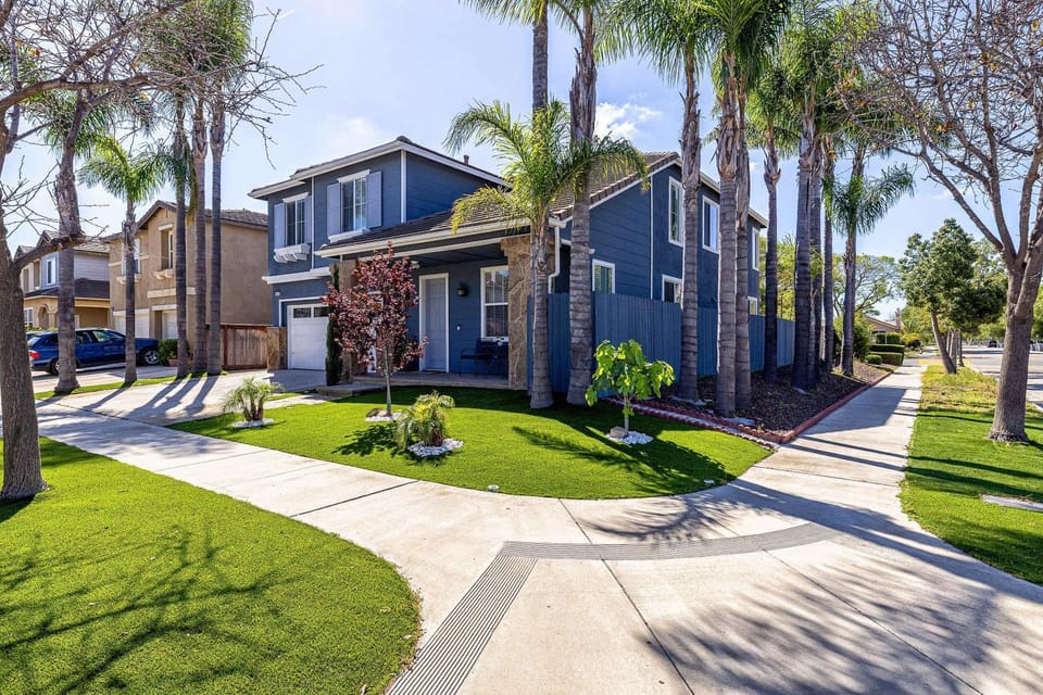 Property building, Spring, Day, Neighbourhood, Natural landscape, Garden, Garden view, Street view