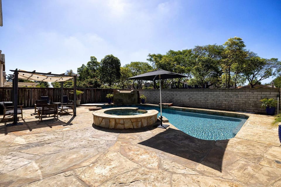 Patio, Day, Natural landscape, Garden, Hot Tub, Garden view, Pool view, Swimming pool, sunbed