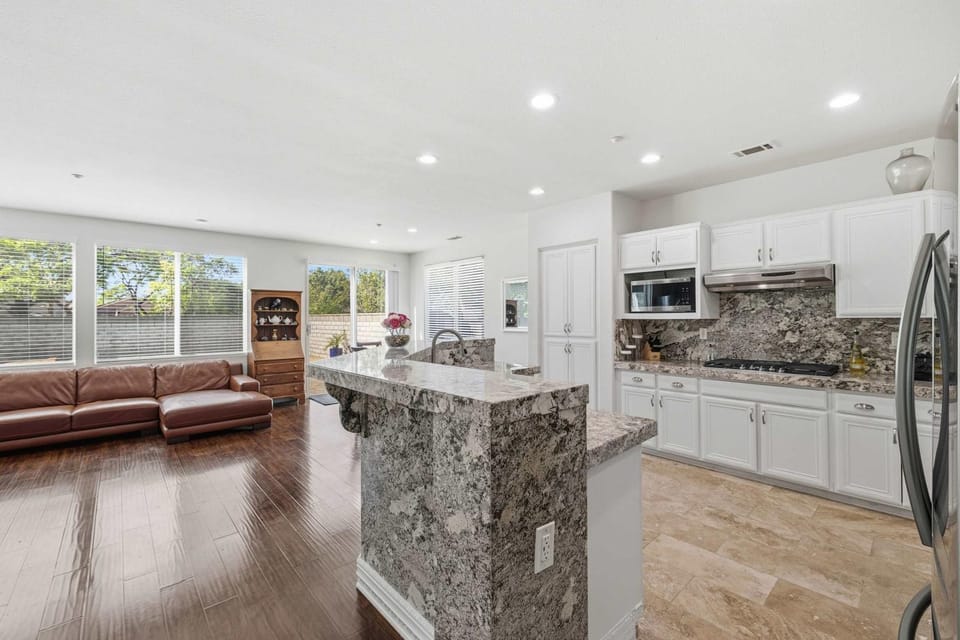 Kitchen or kitchenette, Living room, Seating area, Dining area, dishwasher, oven, stove