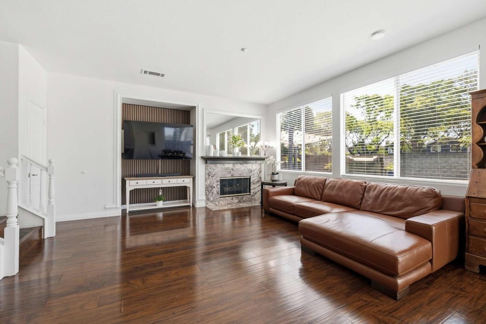 Communal lounge/ TV room, TV and multimedia, Living room, Seating area, Evening entertainment