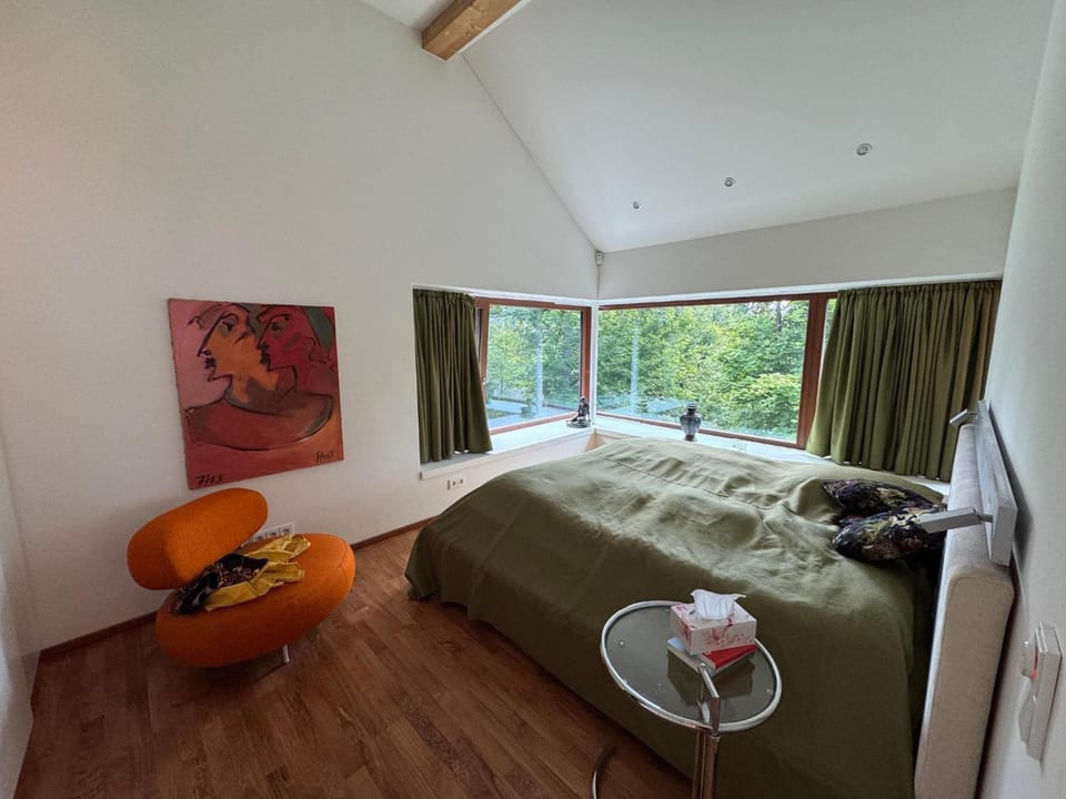 Bed, Seating area, Bedroom