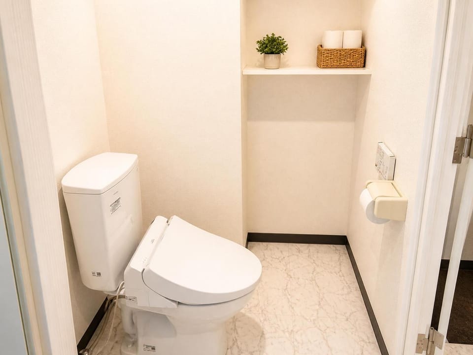Toilet, bidet