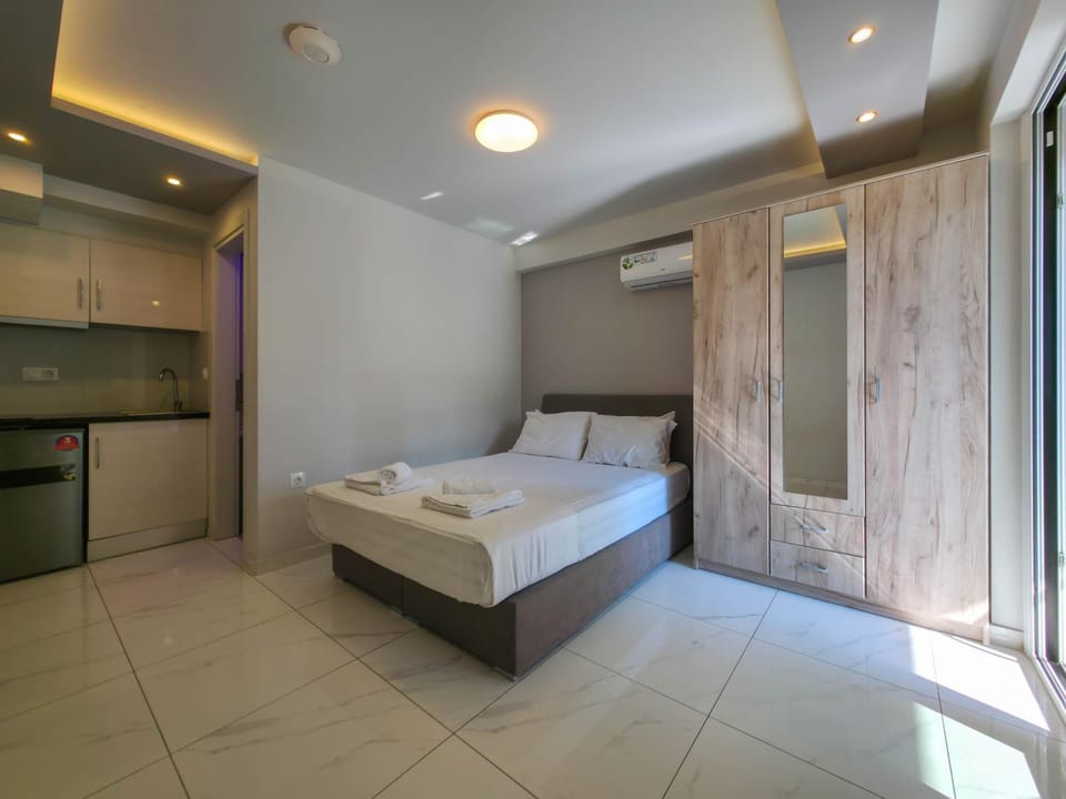 Bed, Kitchen or kitchenette, Photo of the whole room, Bedroom, towels, wardrobe, air conditioner