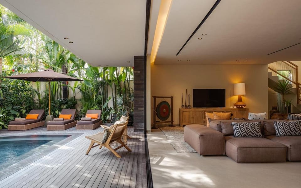 Communal lounge/ TV room, Swimming pool, sunbed
