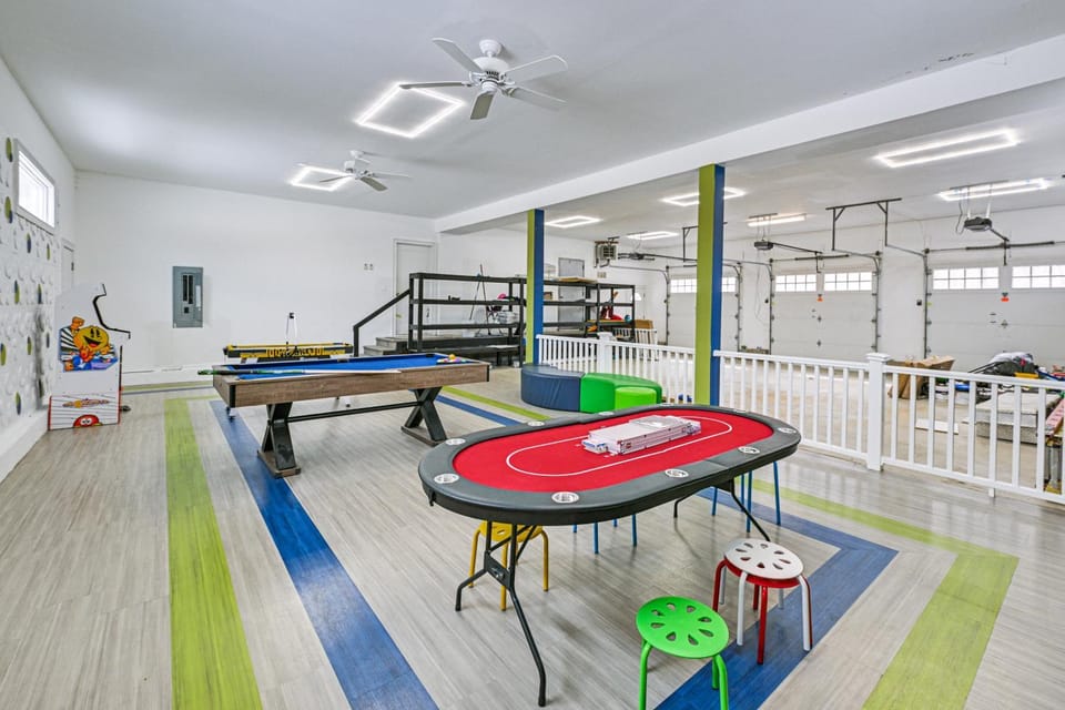 Game Room, Hot Tub! Family Getaway in Bayshore House in Bay Shore