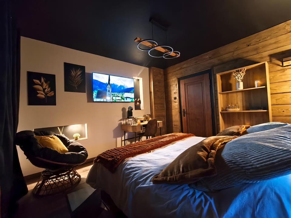 Bed, TV and multimedia, Living room, Photo of the whole room, Bedroom