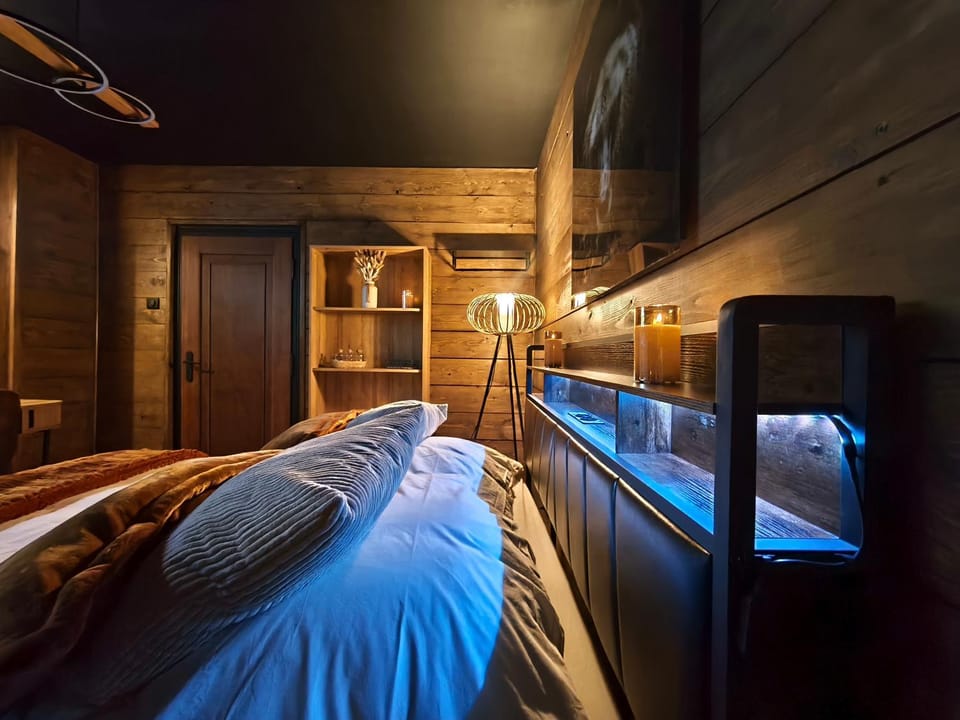 Bed, Photo of the whole room, Bedroom