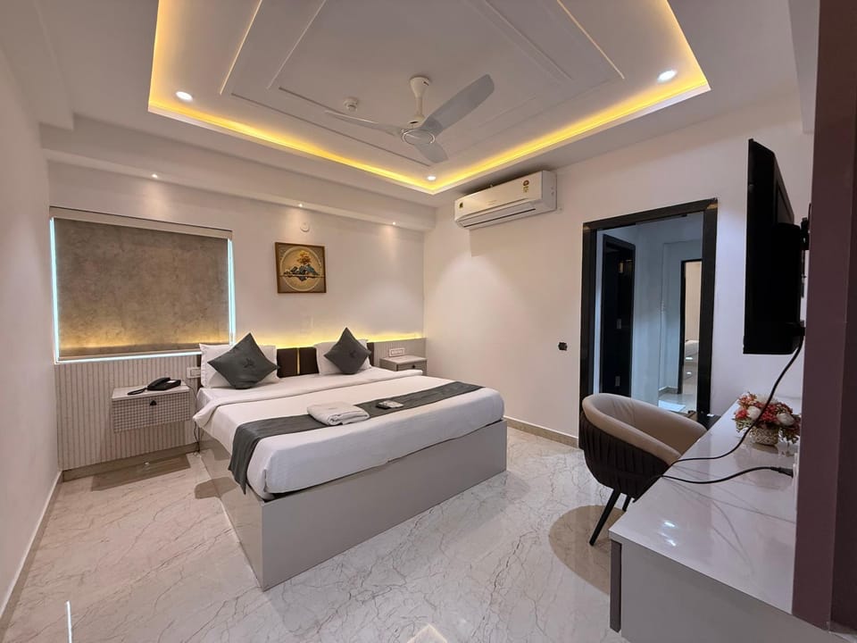 Communal lounge/ TV room, Bed, TV and multimedia, Living room, Photo of the whole room, Seating area, Evening entertainment, Bedroom, Parking, fireplace, hair dryier, towels, air conditioner, air conditioner