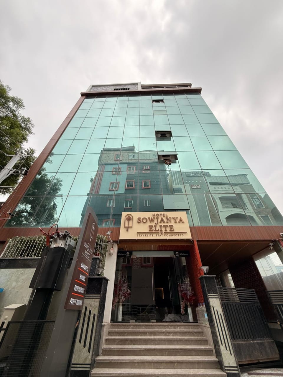 Property building, Facade/entrance, Day, Billiard