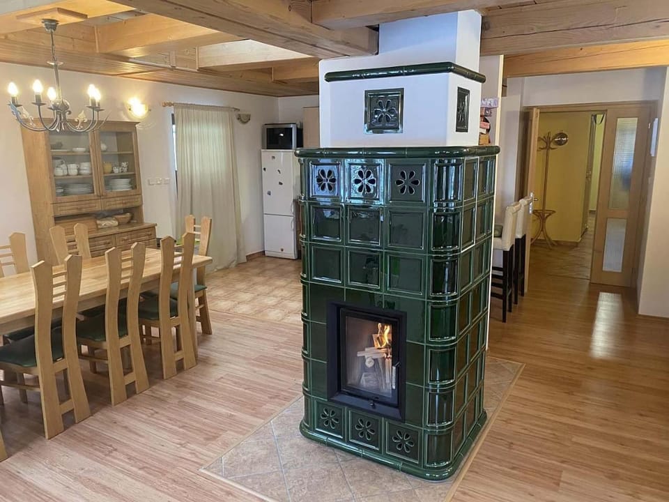 Kitchen or kitchenette, Dining area, fireplace