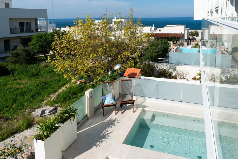 Swimming pool, sunbed