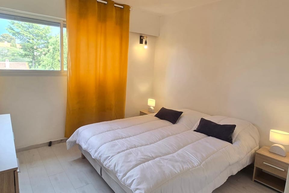 AC Apt with Balcony in Saint-Raphaël Apartment in Saint-Raphael