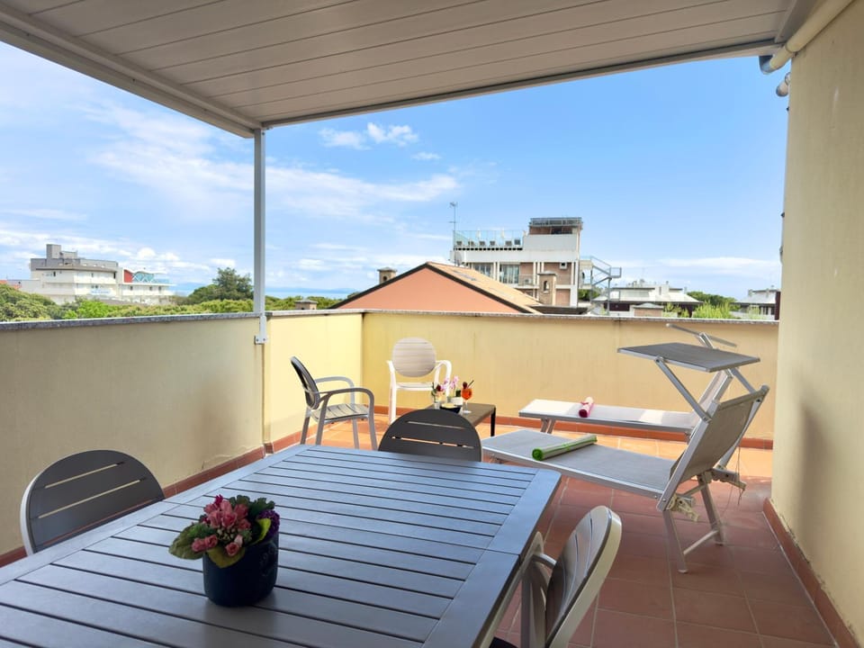 Patio, Day, View (from property/room), Balcony/Terrace, Seating area, Dining area