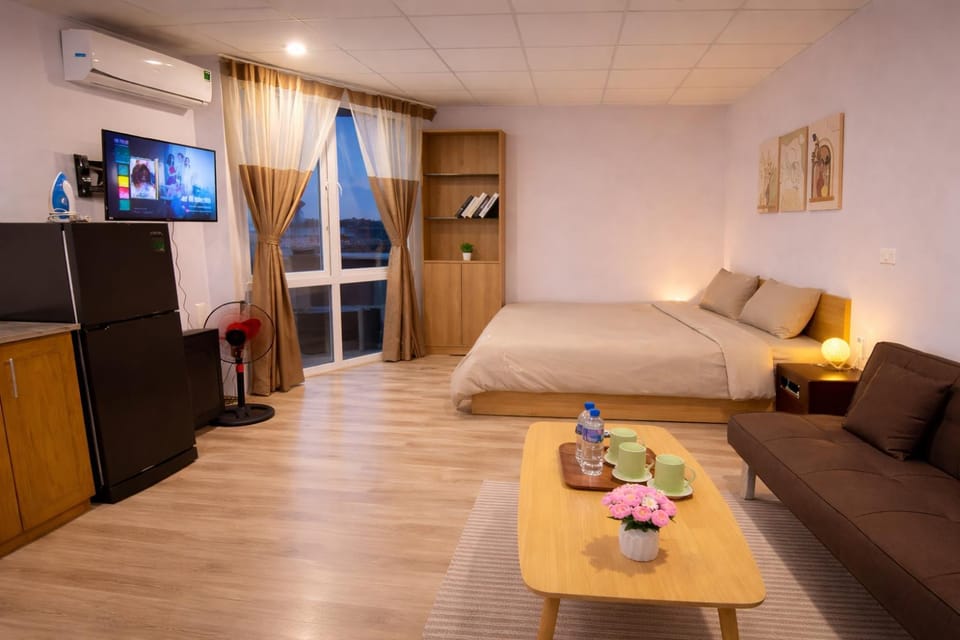 Bed, TV and multimedia, Living room, Photo of the whole room, Seating area, Evening entertainment, Bedroom, air conditioner