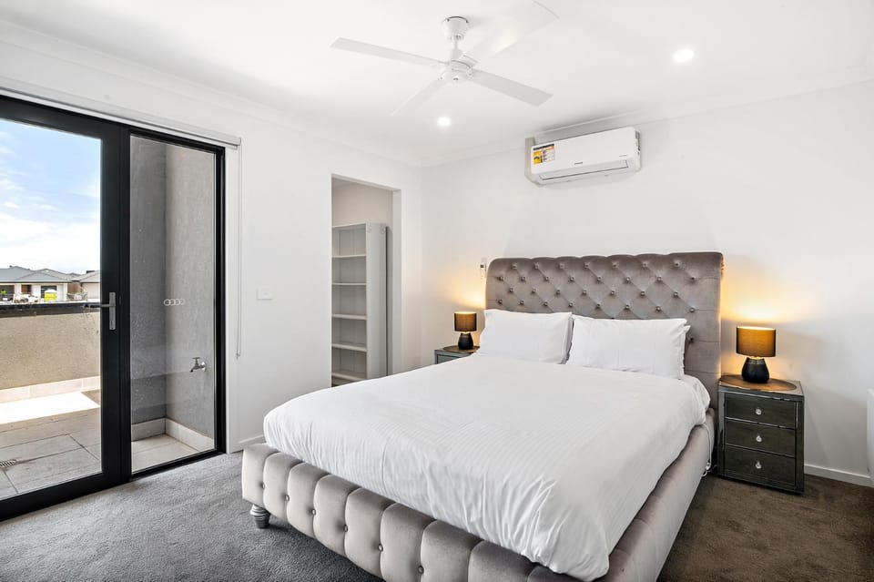 Spacious Tarneit Home with Private Garden House in Truganina