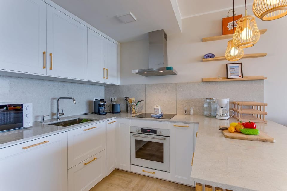 Coffee/tea facilities, Kitchen or kitchenette, dishwasher, oven, stove, toaster