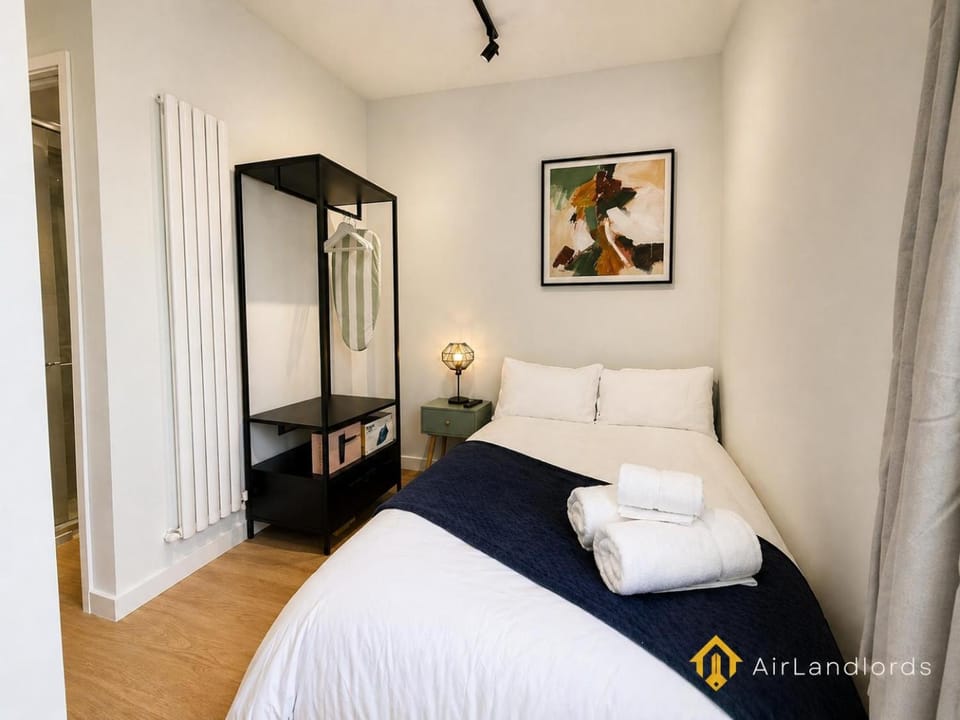 Exclusive 1 Bedroom Flat in the Heart of Hounslow! Apartment in Twickenham