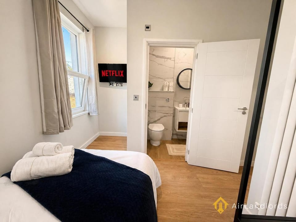 Exclusive 1 Bedroom Flat in the Heart of Hounslow! Apartment in Twickenham