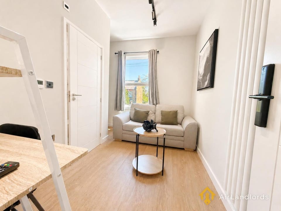 Exclusive 1 Bedroom Flat in the Heart of Hounslow! Apartment in Twickenham
