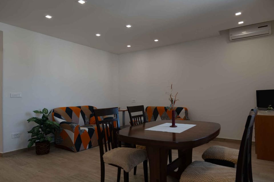 TV and multimedia, Living room, Seating area, Dining area, air conditioner