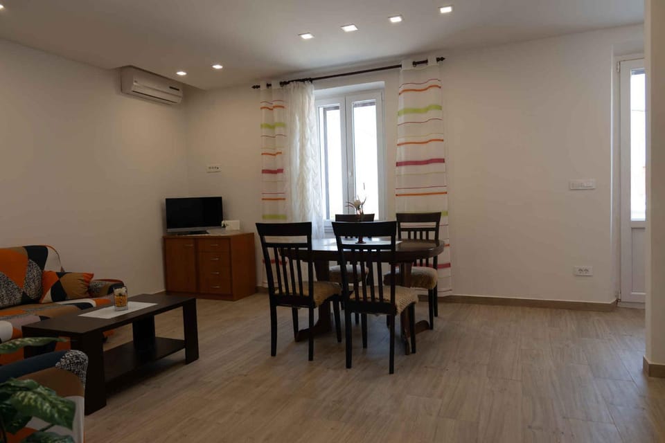 TV and multimedia, Living room, Seating area, Dining area, air conditioner