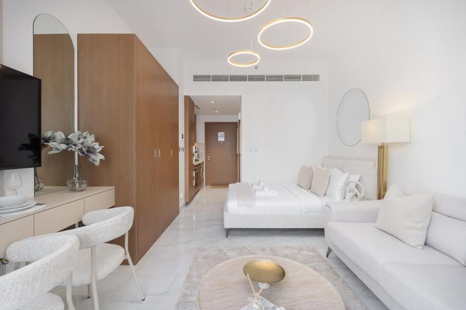 Your Cozy Dubai Stay, Azizi Mirage Studio City Apartment in Dubai