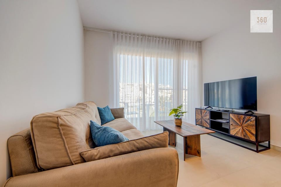 Communal lounge/ TV room, TV and multimedia, Living room, Seating area, Evening entertainment