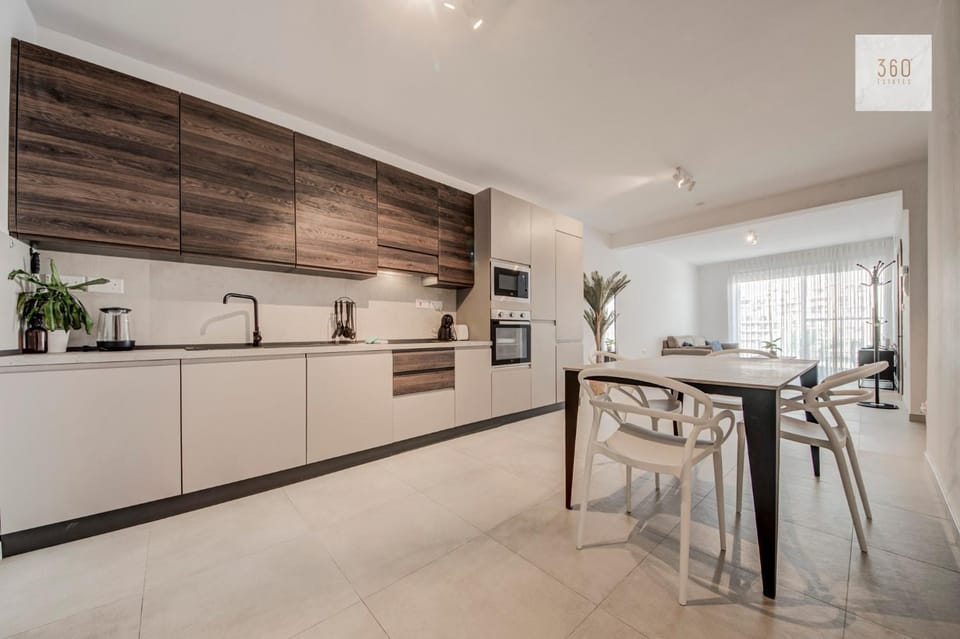Kitchen or kitchenette, Dining area, dishwasher, minibar, oven, stove