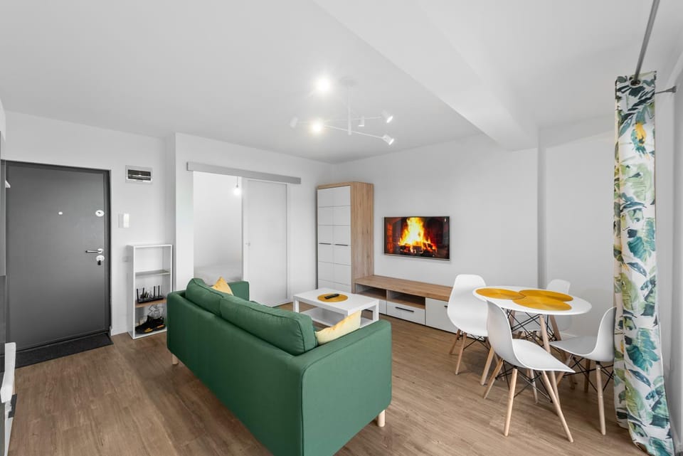 Communal lounge/ TV room, TV and multimedia, Living room, Seating area, wardrobe