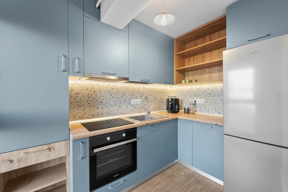 Coffee/tea facilities, Kitchen or kitchenette, oven, stove