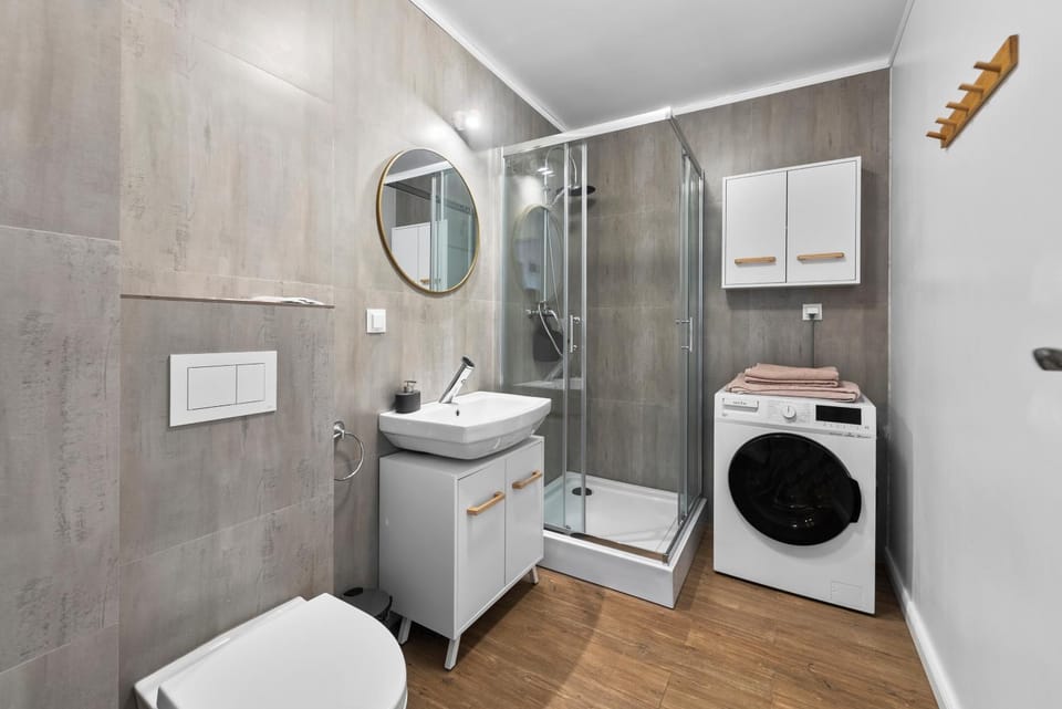 Shower, Toilet, Bathroom, towels, washing machine