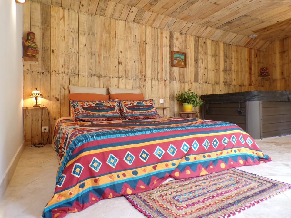 Photo of the whole room, Bedroom