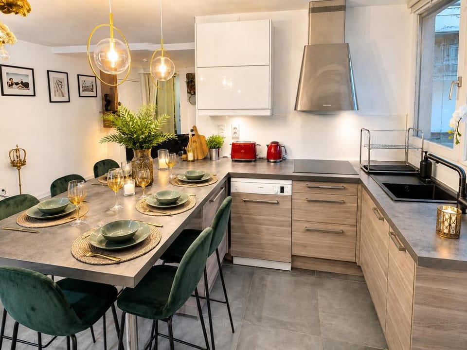 Coffee/tea facilities, Dining area, Meals, dishwasher, stove, toaster