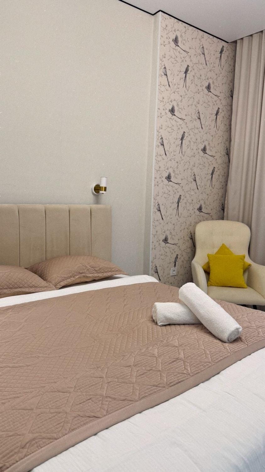Bed, Bedroom, towels