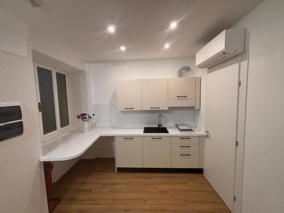 Kitchen or kitchenette, Communal kitchen, pet friendly, stove