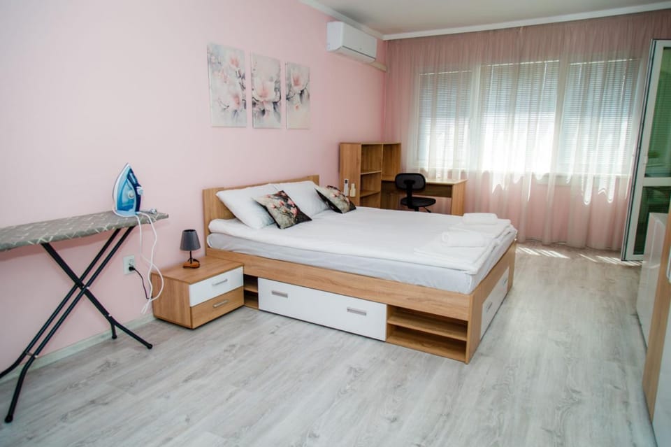 Bed, Photo of the whole room, Bedroom, flat iron, towels, wardrobe, air conditioner